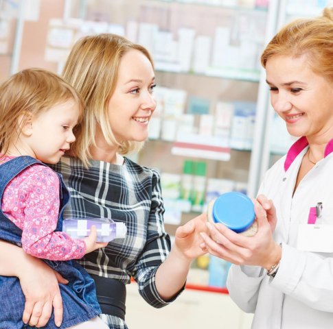 une maman avec son enfant demande conseil à son pharmacien