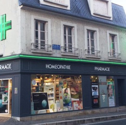 Devanture de la pharmacie et parapharmacie Fouassier à Bourges (18)